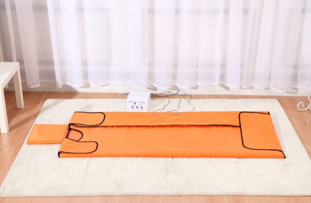 Product flat-lay showing the blanket, travel bag, and controller